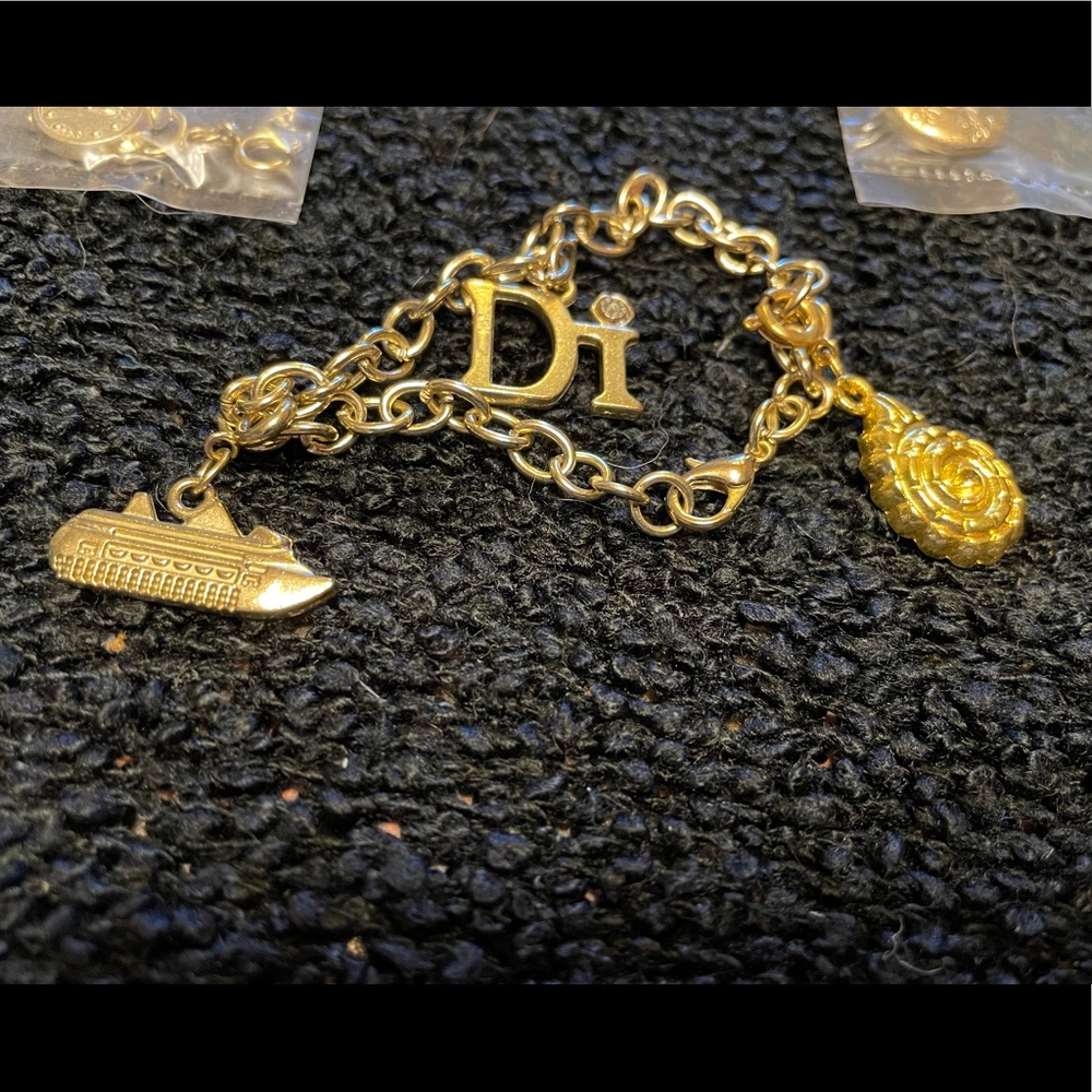 Di cruise charms and bracelet